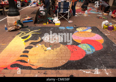 13. Oktober 2012 San Antonio, Texas, USA - ein fertiges Wandbild erstellt von Studenten für die jährliche Artpace Chalk It Up-Ereignis auf der Houston Street im Stadtzentrum von San Antonio. Stockfoto