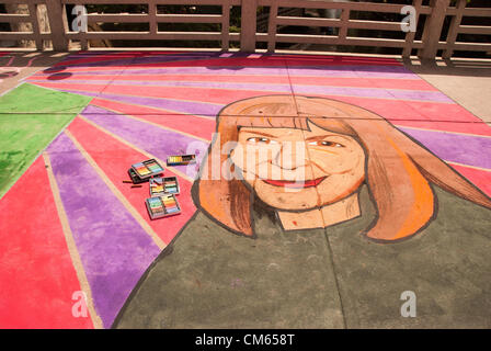 13. Oktober 2012 San Antonio, Texas, USA - ein fertiges Wandbild erstellt von Künstlern für die jährliche Artpace Chalk It Up-Ereignis auf der Houston Street im Stadtzentrum von San Antonio. Stockfoto