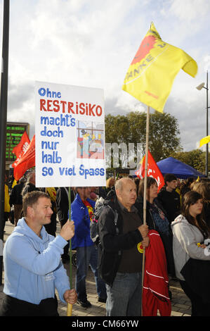 13.10.2012 demonstrierten Metz, Frankreich - über 600 Menschen in der französischen Stadt Metz für die Stilllegung des Kernkraftwerks Cattenom bis 2016. Eine Koalition der Anti-Atom-Aktivisten aus der deutschen Grafschaft Saarland, französischen Lothringen und Luxemburg hatte zur Demonstration aufgerufen. Das Kernkraftwerk fertig auf dem letzten Platz der getesteten Kernkraftwerke bei einem EU-Stresstest Cattenom. Stockfoto