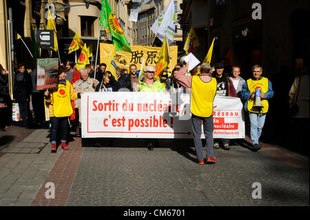 13.10.2012 demonstrierten Metz, Frankreich - über 600 Menschen in der französischen Stadt Metz für die Stilllegung des Kernkraftwerks Cattenom bis 2016. Eine Koalition der Anti-Atom-Aktivisten aus der deutschen Grafschaft Saarland, französischen Lothringen und Luxemburg hatte zur Demonstration aufgerufen. Das Kernkraftwerk fertig auf dem letzten Platz der getesteten Kernkraftwerke bei einem EU-Stresstest Cattenom. Stockfoto