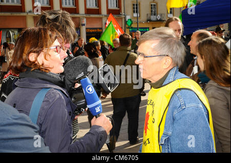 13.10.2012 demonstrierten Metz, Frankreich - über 600 Menschen in der französischen Stadt Metz für die Stilllegung des Kernkraftwerks Cattenom bis 2016. Eine Koalition der Anti-Atom-Aktivisten aus der deutschen Grafschaft Saarland, französischen Lothringen und Luxemburg hatte zur Demonstration aufgerufen. Das Kernkraftwerk fertig auf dem letzten Platz der getesteten Kernkraftwerke bei einem EU-Stresstest Cattenom. Stockfoto