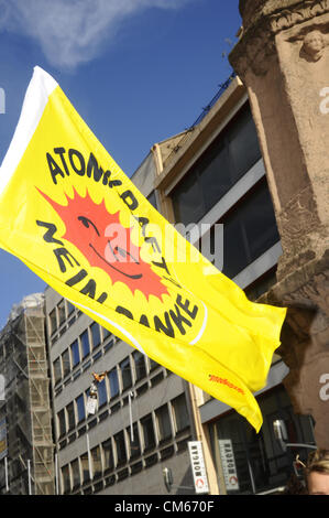 13.10.2012 demonstrierten Metz, Frankreich - über 600 Menschen in der französischen Stadt Metz für die Stilllegung des Kernkraftwerks Cattenom bis 2016. Eine Koalition der Anti-Atom-Aktivisten aus der deutschen Grafschaft Saarland, französischen Lothringen und Luxemburg hatte zur Demonstration aufgerufen. Das Kernkraftwerk fertig auf dem letzten Platz der getesteten Kernkraftwerke bei einem EU-Stresstest Cattenom. Stockfoto