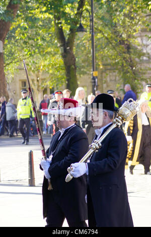 York, UK. 14. Oktober 2012. Richter, Anwälte und Vertreter der Rechtsgemeinschaft verarbeitet durch York heute um das Münster für den jährlichen juristischen Dienst für den Nord-östlichen Gerichtsbezirk zu Beginn des Kalenderjahres zu markieren. Stockfoto