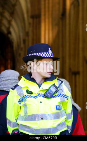 York, UK. 14. Oktober 2012. Richter, Anwälte und Vertreter der Rechtsgemeinschaft verarbeitet durch York heute um das Münster für den jährlichen juristischen Dienst für den Nord-östlichen Gerichtsbezirk zu Beginn des Kalenderjahres zu markieren. North Yorkshire Police Officer Wache vor dem Eingang zum York Minster Stockfoto