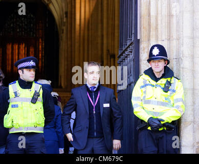 York, UK. 14. Oktober 2012. Richter, Anwälte und Vertreter der Rechtsgemeinschaft verarbeitet durch York heute um das Münster für den jährlichen juristischen Dienst für den Nord-östlichen Gerichtsbezirk zu Beginn des Kalenderjahres zu markieren. North Yorkshire Police Officers Wache vor dem Eingang zum York Minster Stockfoto