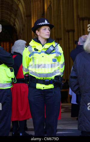 York, UK. 14. Oktober 2012. Richter, Anwälte und Vertreter der Rechtsgemeinschaft verarbeitet durch York heute um das Münster für den jährlichen juristischen Dienst für den Nord-östlichen Gerichtsbezirk zu Beginn des Kalenderjahres zu markieren. North Yorkshire Police Officer Wache vor dem Eingang zum York Minster Stockfoto