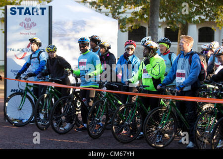 14. Oktober 2012, des Prinzen Vertrauen Palast zu Palast Charity Radtour, The Mall, London, UK Stockfoto