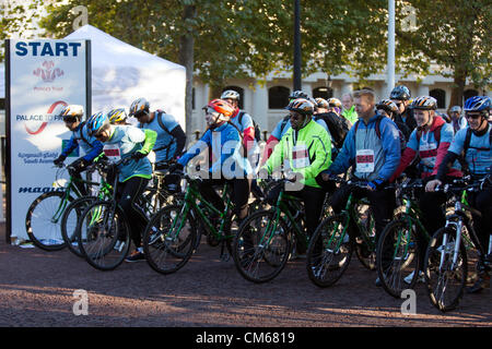 14. Oktober 2012, des Prinzen Vertrauen Palast zu Palast Charity Radtour, The Mall, London, UK Stockfoto