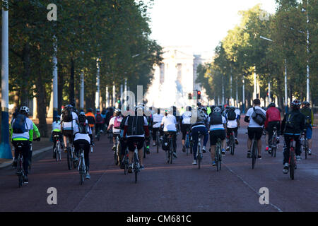 14. Oktober 2012, des Prinzen Vertrauen Palast zu Palast Charity Radtour, The Mall, London, UK Stockfoto