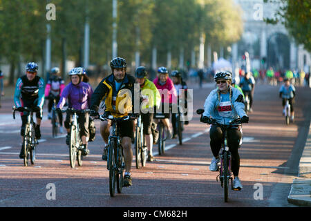 14. Oktober 2012, des Prinzen Vertrauen Palast zu Palast Charity Radtour, The Mall, London, UK Stockfoto