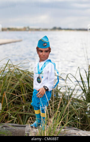 Thunderbirds Charakter Virgil Tracy trat der Alzheimer Gesellschaft endgültig Memory Walk des Jahres am Samstag am Eton Dorny See in Windsor.     Jamie Anderson, Sohn des Thunderbirds Schöpfer Gerry Anderson, wurde an die gesponserte Wanderung am Samstag zur Unterstützung seines Vaters teilnehmen, die im Sommer enthüllt, was er an Alzheimer litt.    Virgil Marionette und Mitglieder von Fanderson, die offizielle Anerkennung Gesellschaft Gerrys Arbeit trat andere "Speicher Wanderer" zur Unterstützung der Nächstenliebe zu Fuß 16 km rund um das Olympic Rowing Centre. Stockfoto