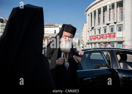 Der Erzbischof von Athen und alle Griechenland Hieronymus kommt bei der Zeremonie. Das heilige Symbol "Axion Esti" kommt von dem Heiligen Berg Athos in Thessaloniki. Tausende von Gläubigen Menschen nahmen an der Prozession des heiligen Symbols im City Center. Stockfoto