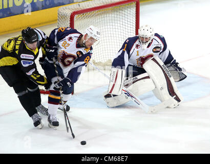 13.10.12 - Surrey, UK Guildford Flammen Iceh Hockeyclub verlor 4-2 Manchester Phoenix Guildford Spektrum. Das Foto zeigt Jex Lundin (Guildford) - 82, um den Puck kämpfen, wie Mark Lee auf im Netz Uhren. Stockfoto