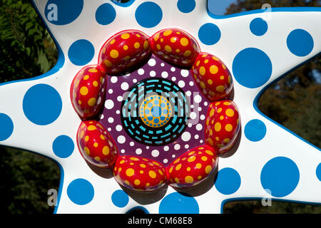 Blumen, die eine Skulptur von Yayoi Kusama an der Frieze Art Fair 2012, Regents Park, London, UK Morgen blühen. Stockfoto