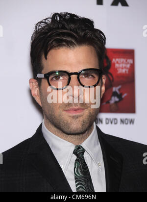 13. Oktober 2012 - Hollywood, Kalifornien, USA - Zachary Quinto kommt für die Premiere des FX "American Horror Story: Asyl" im Studio Paramount Theater. (Kredit-Bild: © Lisa O'Connor/ZUMAPRESS.com) Stockfoto