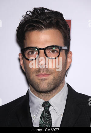 13. Oktober 2012 - Hollywood, Kalifornien, USA - Zachary Quinto kommt für die Premiere des FX "American Horror Story: Asyl" im Studio Paramount Theater. (Kredit-Bild: © Lisa O'Connor/ZUMAPRESS.com) Stockfoto