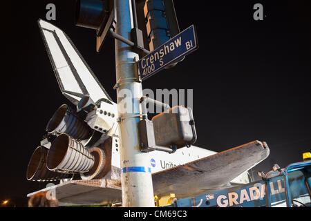 13. Oktober 2012 - macht The Space Shuttle Endeavour Stopp in Baldwin Hills Crenshaw Plaza auf dem endgültigen Umzug durch die Straßen von Los Angeles zu seinem neuen Haus an der California Science Center im Exposition Park. Stockfoto