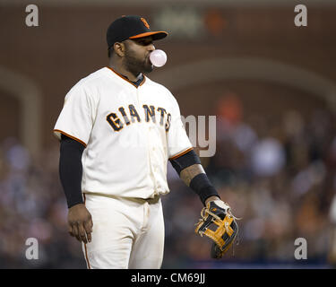 14. Oktober 2012 - San Francisco, CA, USA - Pablo Sandoval bläst eine Blase in Spiel 1 von NLCS auf Sonntag, 14. Oktober 2012 zwischen den San Francisco Giants und den St. Louis Cardinals im AT&T Park in San Francisco, Kalifornien. (Kredit-Bild: © Paul Kitagaki Jr/Sacramento Bee/ZUMAPRESS.com) Stockfoto