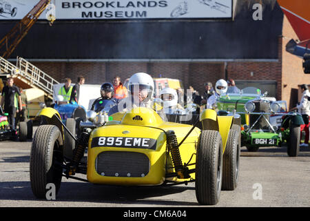 14. Oktober 2012 - eine Palette von Fahrzeugen, einschließlich der Formel1 wurden F5000, GTs und Tourenwagen und Gruppe B Rallye-Autos im Brooklands Museum heute als Teil der Herbst Motorsport Day 2012. Zuschauer hatten die seltene Gelegenheit zu sehen und zu hören, die Fahrzeuge aus nächster Nähe. Eine große Menschenmenge versammelt, um die Sammlung von modernen und klassischen Karten zu schätzen wissen. Stockfoto