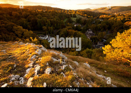 Herbst Sonnenaufgang taucht bunte Bäumen auf Kriegsfuß und Clwydian Bereich in der Grafschaft von Flintshire in Nordwales 14. Oktober 2012. Stockfoto