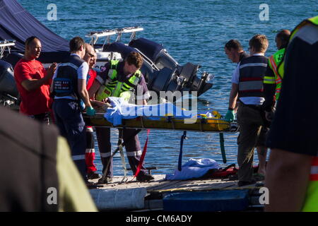 CAPE TOWN, Südafrika – Oktober 13: Überlebende des gekenterten Charter-Boot, die "The Miroshga" gebracht werden, landen am 13. Oktober 2012 in Hout Bay, Kapstadt, Südafrika. Das Schiff war auf dem Weg zurück von einer Reise, Robben und Wale anzuzeigen, wenn es in der Nähe von Duiker Insel vor Cape Town Hout kenterte. Unter den Passagieren waren französische, britische und australische Touristen. (Foto von Halden Krog/The Times / Gallo Images) Stockfoto