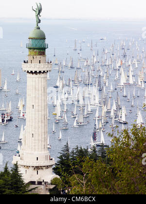 Triest, Italien. 14. Oktober 2012. Die weltweit größte Segeln Parade genannt Triest "Barcolana". Stockfoto