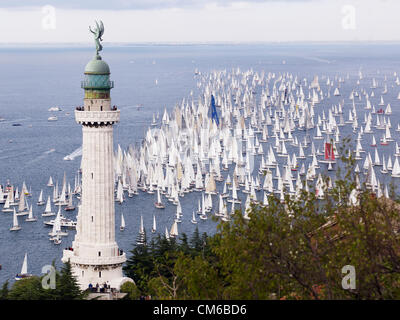 Triest, Italien. 14. Oktober 2012. Die weltweit größte Segeln Parade genannt Triest "Barcolana". Stockfoto