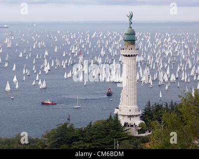 Triest, Italien. 14. Oktober 2012. Die weltweit größte Segeln Parade genannt Triest "Barcolana". Stockfoto