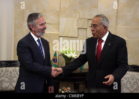 16. Oktober 2012 - Ramallah, Westjordanland, Palästina - palästinensischen Ministerpräsidenten Salam Fayyad trifft sich mit brasilianischen ausländische Minister Antonio Patriota, in der Westbank Ramallah am 15. Oktober 2012 (Credit-Bild: © Issam Rimawi/APA Images/ZUMAPRESS.com) Stockfoto