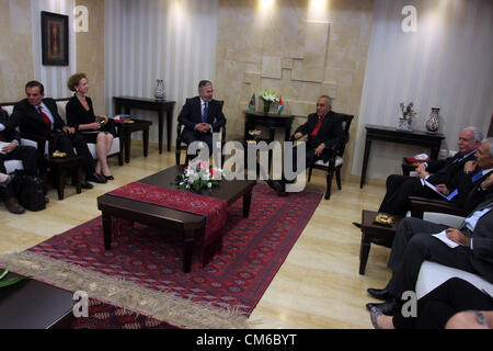 16. Oktober 2012 - Ramallah, Westjordanland, Palästina - palästinensischen Ministerpräsidenten Salam Fayyad trifft sich mit brasilianischen ausländische Minister Antonio Patriota, in der Westbank Ramallah am 15. Oktober 2012 (Credit-Bild: © Issam Rimawi/APA Images/ZUMAPRESS.com) Stockfoto