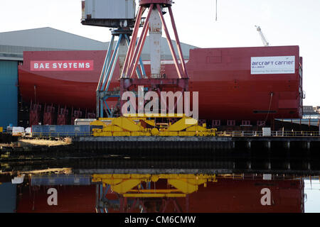 BAE Systems Shipyard, Govan, Glasgow, Montag, 15th. Oktober 2012. Ein fertiggestellte Rumpfsektion des Flugzeugträgers HMS Queen Elizabeth wartet darauf, auf eine Barge auf dem Fluss Clyde verladen zu werden Stockfoto