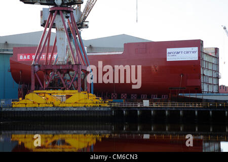 BAE Systems Shipyard, Govan, Glasgow, Montag, 15th. Oktober 2012. Ein fertiggestellte Rumpfsektion des Flugzeugträgers HMS Queen Elizabeth wartet darauf, auf eine Barge auf dem Fluss Clyde verladen zu werden Stockfoto