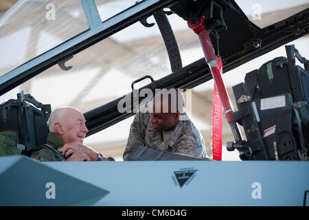 Ehemaliger United States Air Force Major General Chuck Yeager, 89, wird im Cockpit eines Adlers F - 15D von Senior Airman Anthony Ewin unterstützt vor dem Start anlässlich des 65. Jahrestages des Werdens die erste Person die Schallmauer 14. Oktober 2012, Nellis Air Force Base, Nevada. 1947 brach Yeager die Schallmauer in einem Bell XS-1 Rakete Forschung Flugzeug namens glamourösen Werner. Stockfoto