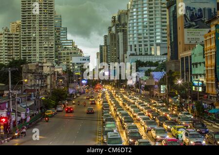 27. September 2012 sammeln über die Kreuzung Asoke Soi 21 und Sukhumvit Road in Bangkok, Thailand - Bangkok, Thailand - Gewitterwolken. Mit etwa 12 Millionen Einwohnern ist Bangkok eine der am schnellsten wachsenden Städte der Welt. (Bild Kredit: Jack Kurtz/ZUMAPRESS.com ©) Stockfoto