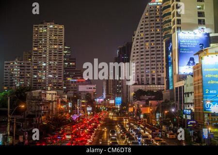 15. Oktober 2012 - Bangkok, Thailand - The Asoke Kreuzung Soi 21 und Sukhumvit Road in Bangkok, Thailand. Es ist das Zentrum der gehobenen Residenzen, genannt HiSo (für die Forschungstätigkeit Gesellschaft) und teure Verkaufsflächen. Es ist auch Heimat von Soi Cowboy '''' eines der Bangkoks berüchtigten Erotik Viertel. Mit etwa 12 Millionen Einwohnern ist Bangkok eine der am schnellsten wachsenden Städte der Welt. (Bild Kredit: Jack Kurtz/ZUMAPRESS.com ©) Stockfoto