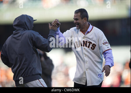 15. Oktober 2012 - ist San Francisco, CA, USA - ehemalige Riesen Catcher Benito Santiago, richtig, von Sergio Romo begrüßt, nach dem Wurf, die erste Seillänge in Spiel 2 der NLCS auf Montag, 15. Oktober 2012 zwischen den San Francisco Giants und den St. Louis Cardinals im AT&T Park in San Francisco, Kalifornien. (Kredit-Bild: © Paul Kitagaki Jr/Sacramento Bee/ZUMAPRESS.com) Stockfoto