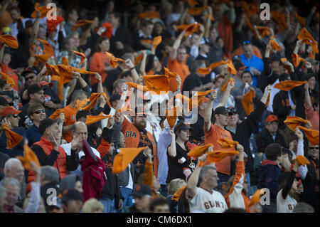 15. Oktober 2012 - San Francisco, CA, USA - Giants-Fans schwenken ihre Rallye-Handtücher in Spiel 2 der NLCS auf Montag, 15. Oktober 2012 zwischen den San Francisco Giants und den St. Louis Cardinals im AT&T Park in San Francisco, Kalifornien. (Kredit-Bild: © Paul Kitagaki Jr/Sacramento Bee/ZUMAPRESS.com) Stockfoto