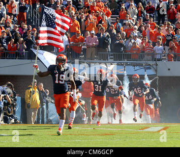 13. Oktober 2012 besiegte - Charlottesville, Va, USA - Virginia Cavalier Spieler nehmen das Feld während des Spiels gegen Maryland in Charlottesville, Virginia, Maryland, Virginia 27-20. (Kredit-Bild: © Andrew Shurtleff/ZUMAPRESS.com) Stockfoto