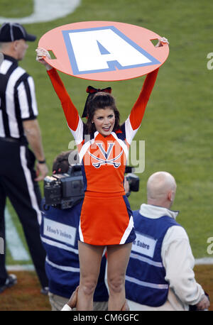 13. Oktober 2012 - besiegte Charlottesville, Va, USA - A Virginia Cavalier Cheerleader während des Spiels gegen Maryland in Charlottesville, VA. Maryland führt Virginia 27-20. (Kredit-Bild: © Andrew Shurtleff/ZUMAPRESS.com) Stockfoto