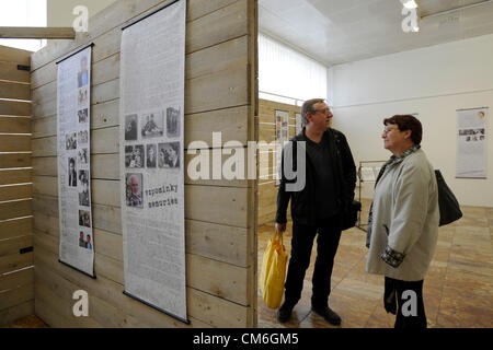 Terezin, Tschechische Republik. 16. Oktober 2012. Das Heimatmuseum hat auf Display Memoiren von 29 bedeutenden Insassen des jüdischen Ghettos in Terezin (Theresienstadt) während des Krieges gelegt. Die Gedenkstätte Theresienstadt bereitete die Ausstellung Vzpominky/Erinnerungen zusammen mit einer bürgerlichen Gruppe Zuordnung die Lebensgeschichten von ehemaligen Häftlingen des damaligen Nazi Gefängnissen in Theresienstadt und die nahe gelegenen Litomerice. Abgesehen von den Texten mit ehemaligen Häftlingen Memoiren präsentiert die Ausstellung ihre Fotografien und historischen Dokumenten wie Postkarten und verschiedene persönliche Dokumente. Terezin, Tschechien am 16. Oktober 2012 (CTK Foto/Libor Z Stockfoto