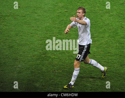 16.10.2012. Berlin, Deutschland. Deutschlands Per Mertesacker feiert nach erzielte das 3: 0-Tor während der FIFA WM 2014 Fußball-Qualifikationsspiel zwischen Deutschland und Schweden im Olympiastadion in Berlin, Deutschland, 16. Oktober 2012. Bildnachweis: Aktion Plus Sportbilder / Alamy Live News Stockfoto