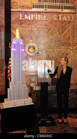 20. Januar 2007 - Manhattan, New York, USA - Model, TV-Moderator, leuchtet Autor und Philanthrop PETRA NEMCOVA das Empire State Building lila, gelb und blau in der Feier der nur glauben machen, 16. Oktober 2012. Nur glauben machen, ist eine gemeinnützige Organisation, die erstellt und interaktives Theater für Kinder in Krankenhäusern und Pflegeeinrichtungen führt. (Bild Kredit: Bryan Smith/ZUMAPRESS.com ©) Stockfoto