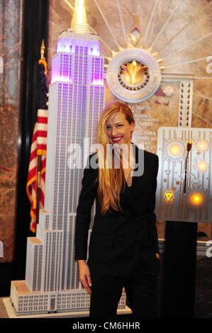 20. Januar 2007 - Manhattan, New York, USA - Model, TV-Moderator, leuchtet Autor und Philanthrop PETRA NEMCOVA das Empire State Building lila, gelb und blau in der Feier der nur glauben machen, 16. Oktober 2012. Nur glauben machen, ist eine gemeinnützige Organisation, die erstellt und interaktives Theater für Kinder in Krankenhäusern und Pflegeeinrichtungen führt. (Bild Kredit: Bryan Smith/ZUMAPRESS.com ©) Stockfoto