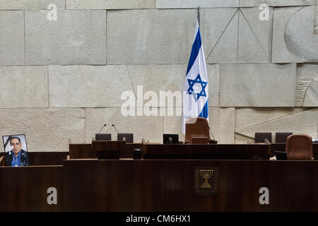 Knesset-Podium mit Foto von Moskau "Gandhi" Ze'evi (links) vor der Eröffnung einer Sondertagung. Jerusalem, Israel. 16. Oktober 2012.  Knesset Plenum hält Sondertagung Gedenken an Moskau "Gandhi" Ze'evi, ehemaliger militärischer General und MK, ermordet 17. Oktober 2001 durch Hamdi Quran der Volksfront zur Befreiung Palästinas. Stockfoto