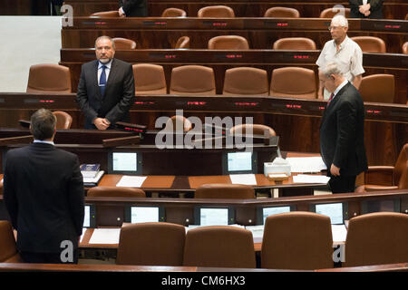 Knesset-Abgeordneten stehen mit zur Erinnerung an ermordete schließlich "Gandhi" gesenkten Köpfen Ze'evi. Unten rechts PM Benjamin Netanyahu, oben rechts Ze'ev Binyamin beginnen, oben links FM Avigdor Lieberman. Jerusalem, Israel. 16. Oktober 2012.  Knesset Plenum hält Sondertagung Gedenken an Moskau "Gandhi" Ze'evi, ehemaliger militärischer General und MK, ermordet 17. Oktober 2001 durch Hamdi Quran der Volksfront zur Befreiung Palästinas. Stockfoto