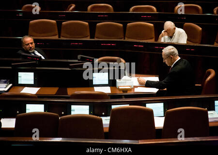 Knesset-Abgeordneten auf spezielle Plenum Tagung; unten rechts PM Benjamin Netanyahu, oben rechts Ze'ev Binyamin beginnen, links FM Avigdor Lieberman. Jerusalem, Israel. 16. Oktober 2012.  Knesset Plenum hält Sondertagung Gedenken an Moskau "Gandhi" Ze'evi, ehemaliger militärischer General und MK, ermordet 17. Oktober 2001 durch Hamdi Quran der Volksfront zur Befreiung Palästinas. Stockfoto