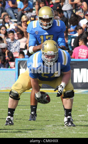 16. Oktober 2012 - Los Angeles, Kalifornien, USA - UCLA QB Brett Hundley reiht sich hinter CT Jake Brendel als UCLA Niederlagen die besuchenden Utah Utes 21 - 14 in PAC 12 spielen in der Rose Bowl in Pasadena, CA am 13. Oktober 2012. (Kredit-Bild: © Burt Harris/Prensa Internacional/ZUMAPRESS.com) Stockfoto