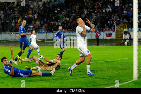 Marek Hamsik der Slowakei, Recht, und Sokratis Papastathopulos Griechenlands, links, Geste in ihre Welt Cup Gruppe G Fußball-Qualifikationsspiel in Bratislava, Slowakei, 16. Oktober 2012. (CTK Foto/Jan Koller) Stockfoto