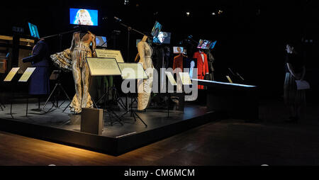 Start von "Hollywood Tracht" am 17.10.2012 Victoria and Albert Museum, London. Die V & As Herbstausstellung "Hollywood Costume", erforscht die zentrale Rolle Kostüm Design spielt im Kino Storytelling. Zusammenführung von mehr als 100 der kultigsten Film Kostüme aus über einem Jahrhundert des Filmemachens, ist es eine einmalige Gelegenheit, die Kleidung, die getragen von unvergesslichen und beliebten Charakteren wie Dorothy Gale, Indiana Jones, Scarlett O'Hara, Jack Sparrow, Holly Golightly und Darth Vader zu sehen. Bild von Julie Edwards Stockfoto