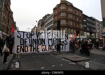 London, UK. 17. Oktober 2012 Gruppe von Demonstranten eine Kreuzung auf der Oxford Street in der Nähe einer Cross Bahn Baustelle abgesperrt. Sie waren protestieren, was sie sagen, sind union Viktimisierung und eine schwarze Liste für die Arbeiter. Stockfoto